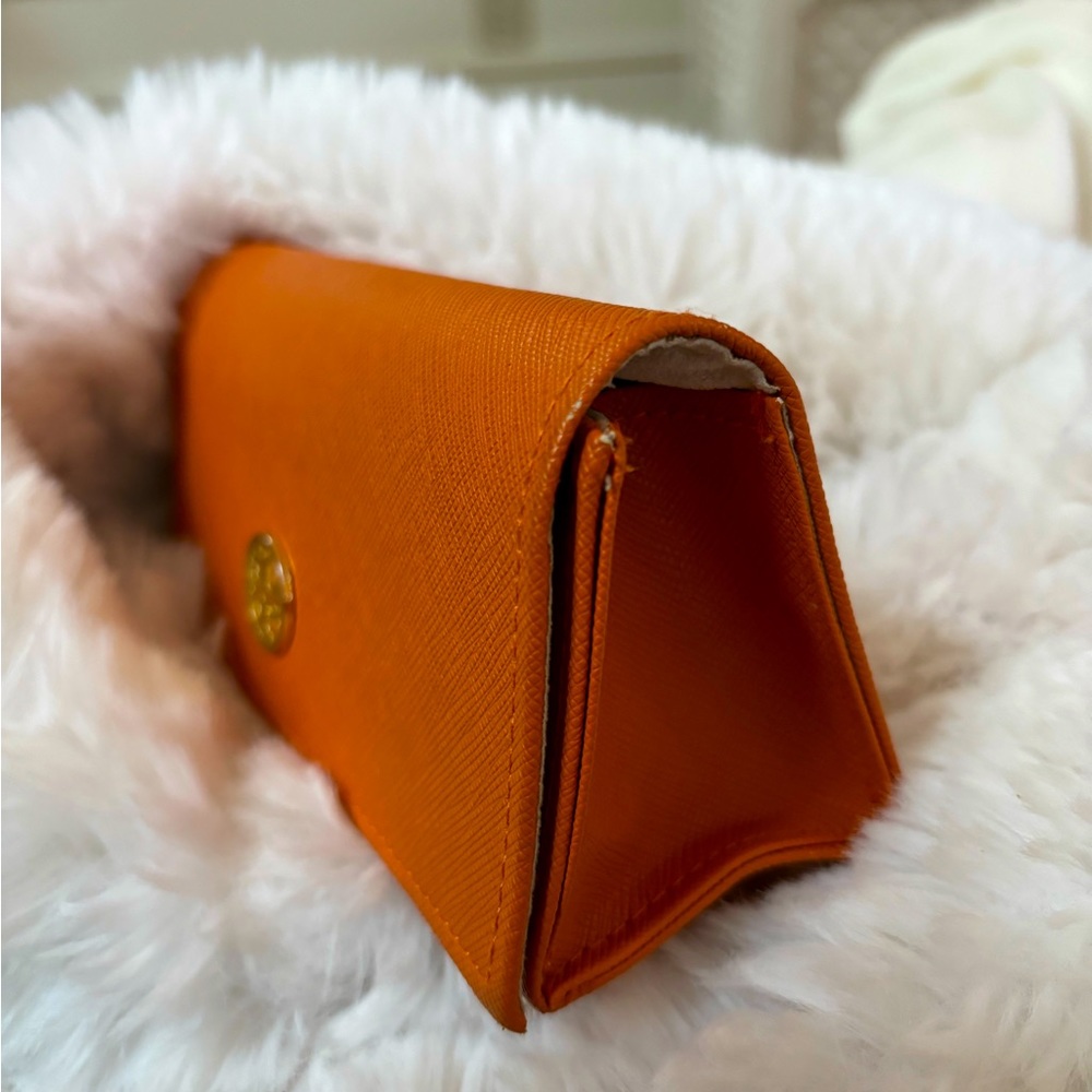 Tory Burch eyeglass case with pouch. - Picture 6 of 7
